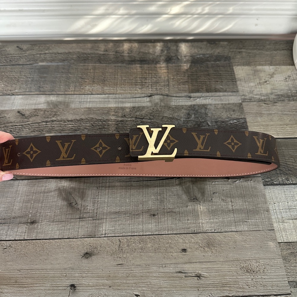 Brown and gold belt.